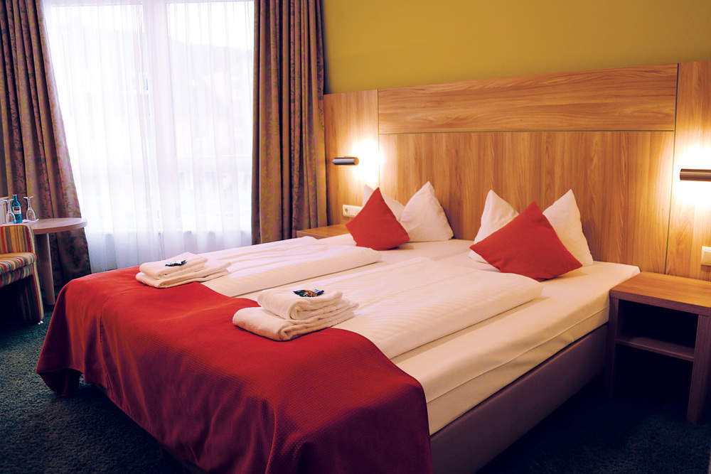 HotelAmSee-Doppelzimmer-Satama-Scharmuetzelsee.jpg